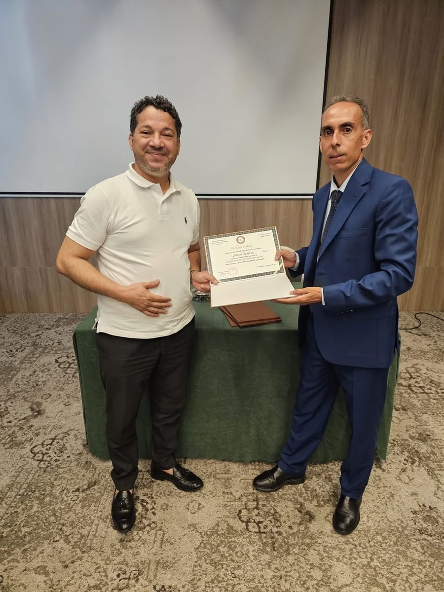 الأستاذ محمد عثماني يتسلّم شهادة